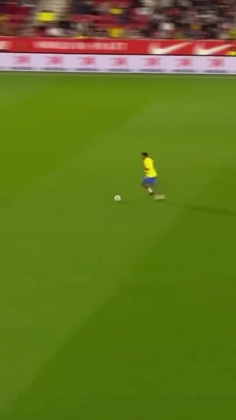 45岁还开挂！小罗再现牛尾巴过人，微笑单挑门将轻松打进